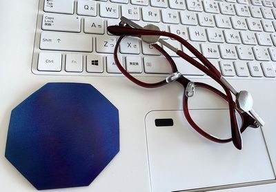 ノートパソコンに テスラ 8角 小プレート
メガネに、テスラ 電話タグ