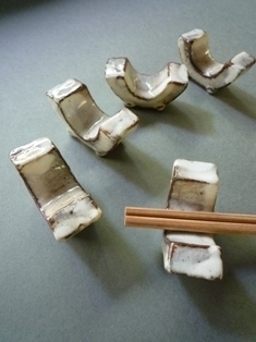 粉引きU字型箸置き